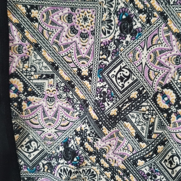 FULL TILT | Sport Capri Leggings | Small - Picture 2 of 8